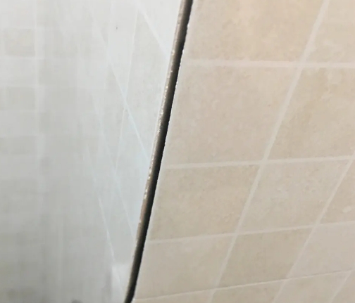 凤泉瓷砖空鼓维修公司分享阳台瓷砖脱落的修复过程可以分为以下几个步骤