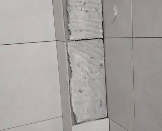 凤泉瓷砖空鼓维修公司分享下瓷砖施工前基层浇水润湿程度不足，可能导致以下问题